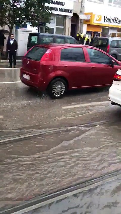 Bursa'da yol sular altında kaldı