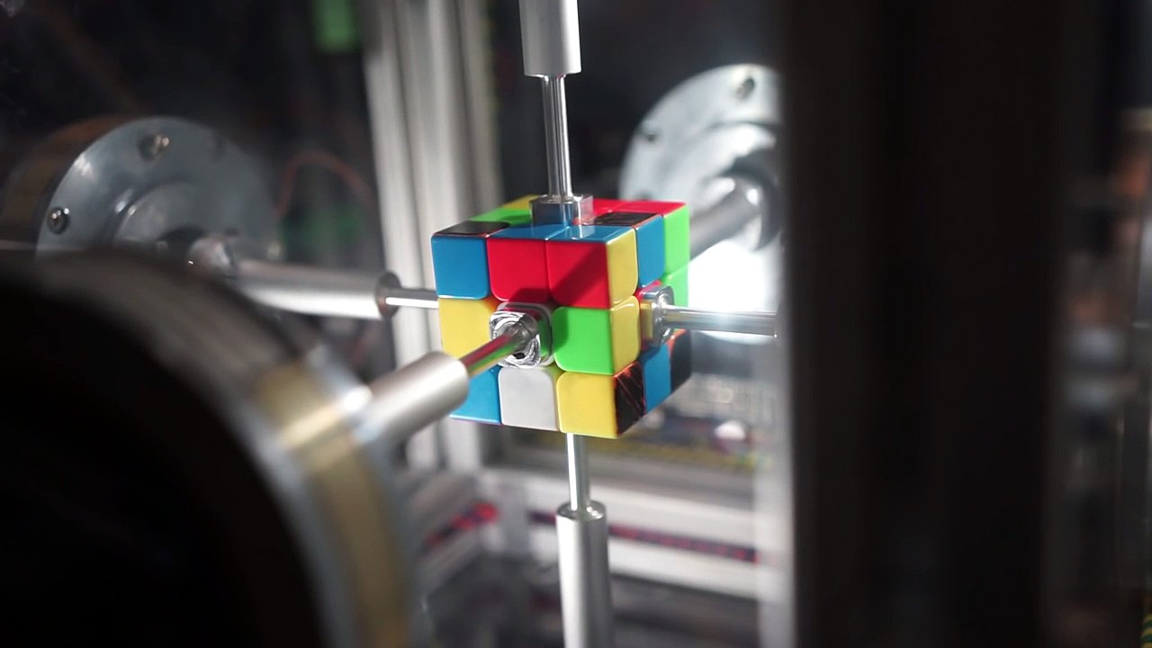 Une machine résout un Rubik's Cube en 0.38 seconde
