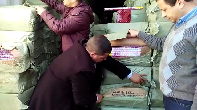 الإدارة العامة لشرطة ميناء الإسكندرية البحرى تحبط محاولة تهريب 60 طن من الألعاب النارية والشماريخ