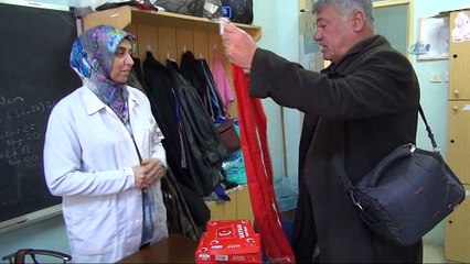 Kadınlara çiçek değil bayrak verdi