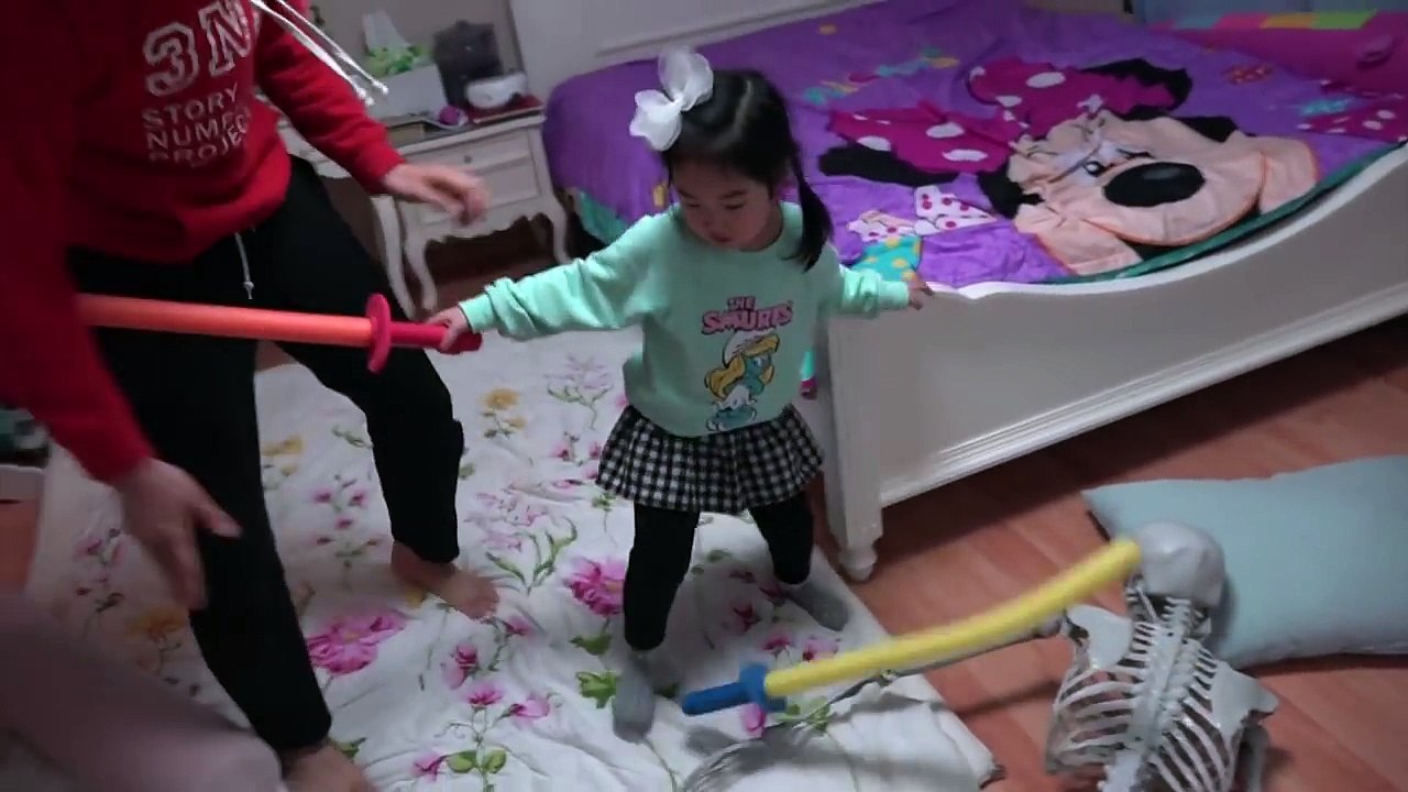 거대 해골의 습격 잠자던 보람 코난한테 무슨일이? 신비아파트의 골묘귀가 나타났어요 도와줘요! 보람이의 해골 경찰 놀이 Skeleton 보람튜브