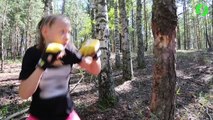 La puissance de cette jeune fille championne de boxe qui détruit un arbre à coup de poing