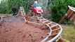 Ce grand-père a construit des montagnes russes pour ses enfants dans son jardin