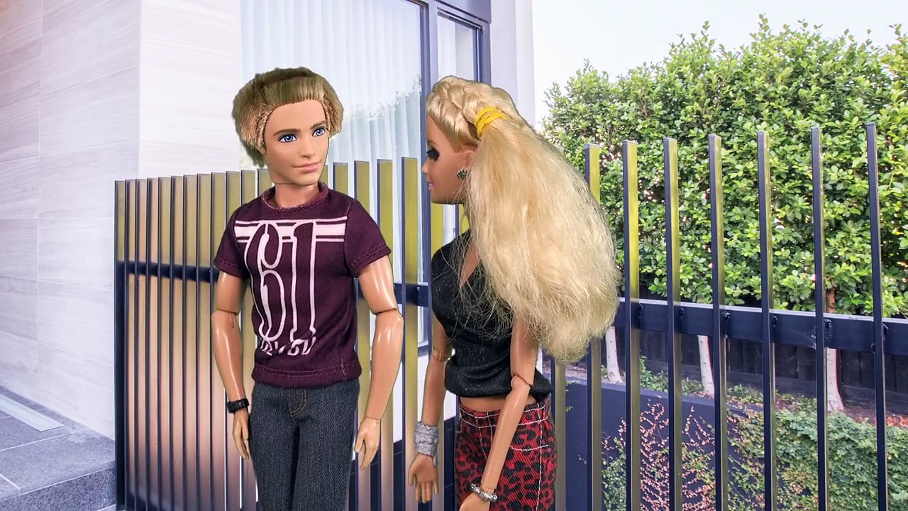 barbie chelsea broke her leg