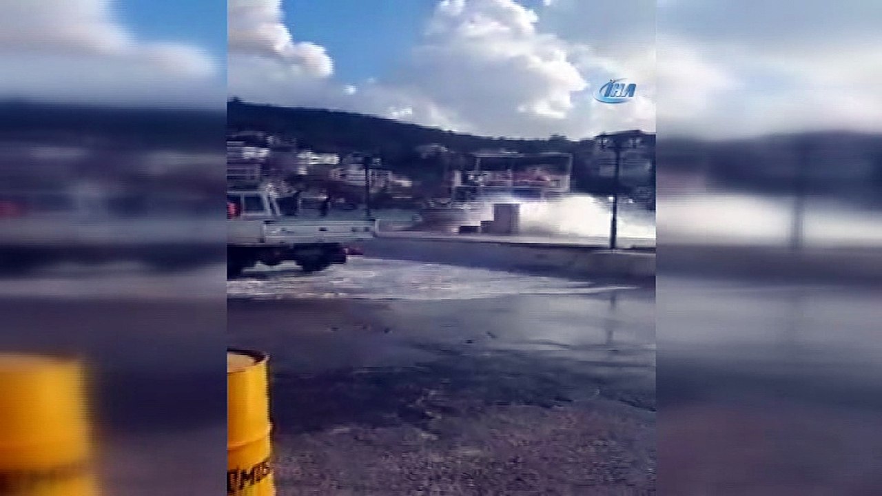 Batma tehlikesi geçiren tekneyi elleriyle böyle tutmaya çalıştılar