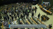 Parlamentares estão liberados para mudar de partido