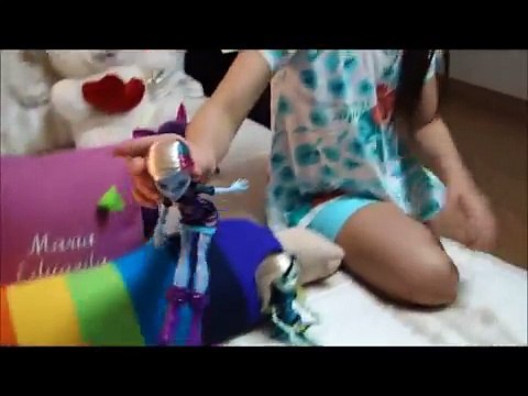 Draculaura apresenta mais um review da Duda Monster High