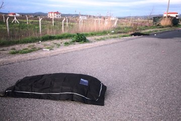 Yoldan Çıkan Otomobil Kaldırımdaki Yürüyüş Yapan 2 Kadını Biçti