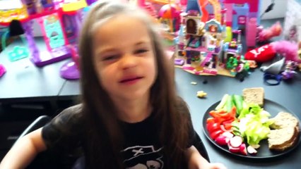 WHAT MY VEGAN KID EATS IN A DAY / GABRIELA LOSES HER TOOTH