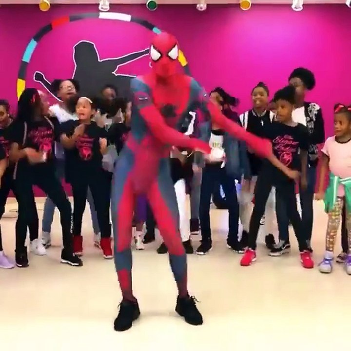 Spider-Man s'invite à ton cours de danse et défonce tout!
