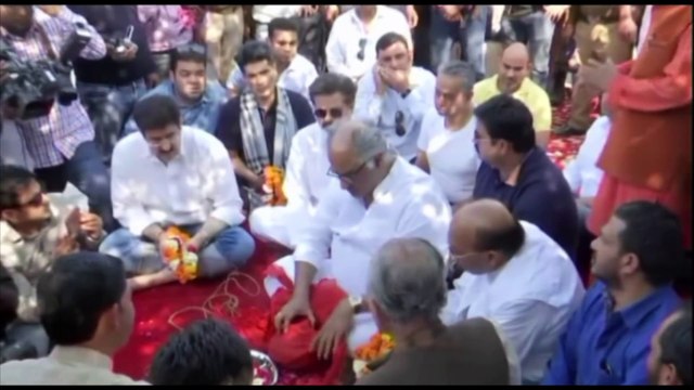 श्रीदेवी के अस्थि विसर्जन पर भावुक हुए बोनी कपूर, आंसू पोछते तस्वीरों में हुए कैद Boney Kapoor Get Imotional