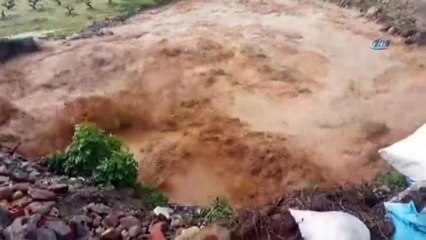 Yağmur yolları ulaşıma kapattı, tarım arazileri sular altında kaldı