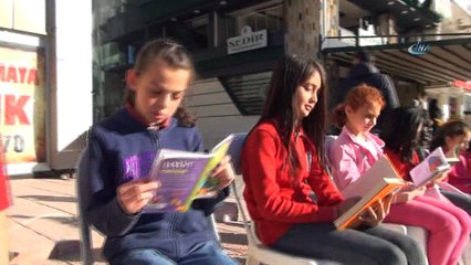 Öğrencilerin sokakta sessiz çığlığı “Kitap Okuyorum Farkında mısın?”