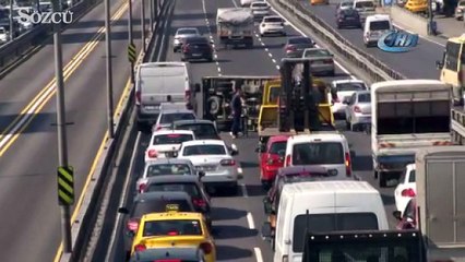 E-5’te kamyonet devrildi, trafik kilitlendi