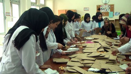 Öğrenciler Mehmetçiğin ayaklarına taş değmesin diye cevşen gönderdiler