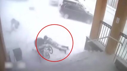 [이브닝] 모녀 덮친 '눈 폭탄' 해빙기 안전 조심 / YTN