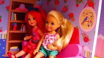 Juguetes de Barbie - Casa de muñecas de Chelsea y Barbie San Valentín que hace corazón con las manos