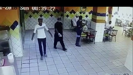 Une cliente d'un restaurant très mécontente attaque un employé