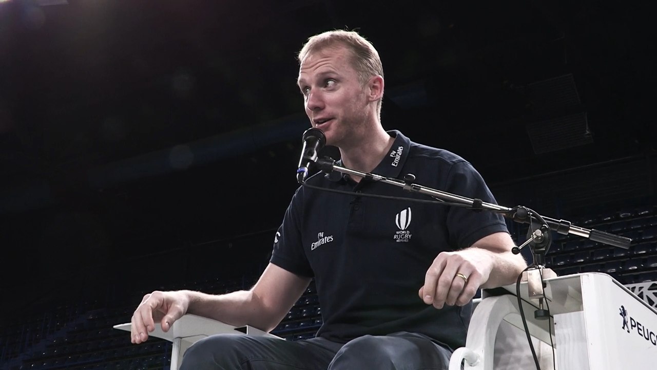 Rugby v tennis | Wayne Barnes tries out the umpire's chair