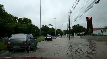Ponto de alagamento na Avenida Norte Sul, na Serra