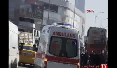 Kadıköy'de kaza: Önce otobüse sonra polis aracına çarptı