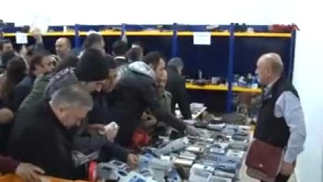 Tezgahlara Hücum Ettiler! 10 Liradan Satılan Cep Telefonları İzdiham Yarattı