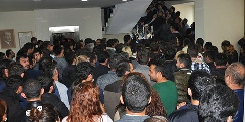 PTT'ye Hücum Ettiler! 10 Liradan Satılan Cep Telefonları İzdiham Yarattı