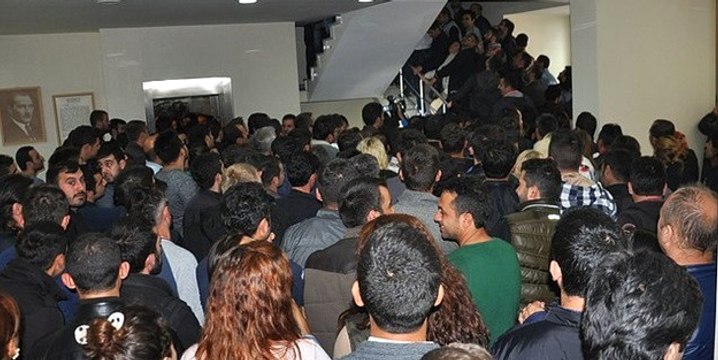 PTT'ye Hücum Ettiler! 10 Liradan Satılan Cep Telefonları İzdiham Yarattı