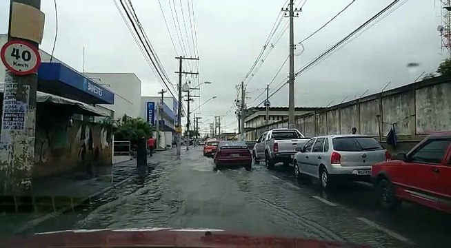 Pontos de alagamento em Jardim Limoeiro, na Serra