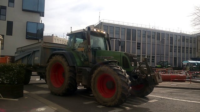 Bourg-en-Bresse : les agriculteurs devant la préfecture