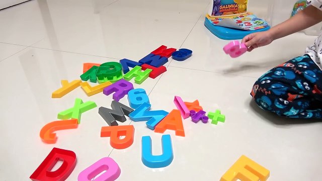 Galinha Pintadinha - Aprenda Cores, Letras e Números Brincando. Brinquedo Educativo para Crianças