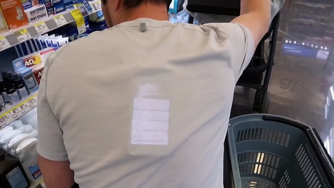 Elle colle son smartphone dans le dos de son copain à la super glue... Mauvaise blague