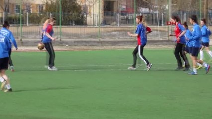 Van Hakkari'nin Kadın Futbolcularıyla Kadın Jandarma Personelinden Dostluk Maçı-Hd