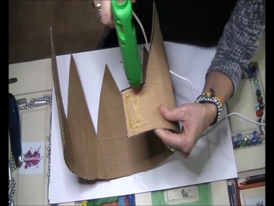 Manualidad para niños: Como hacer una corona de los Reyes Magos,