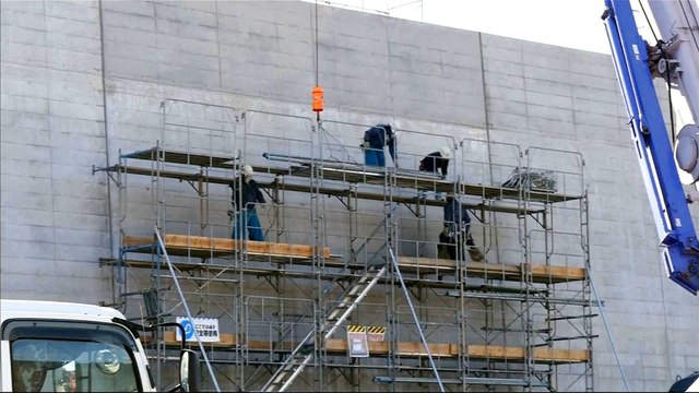 Japan builds new tsunami walls