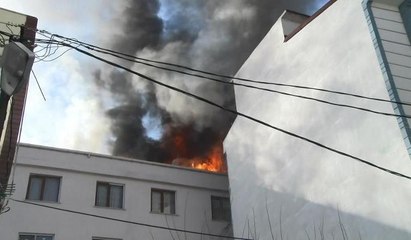 Esenyurt'ta iki binanın çatısı alev alev yandı