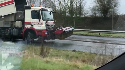 Un camion déverse ses crasses dans un ruisseau le long de la RN58 à Comines