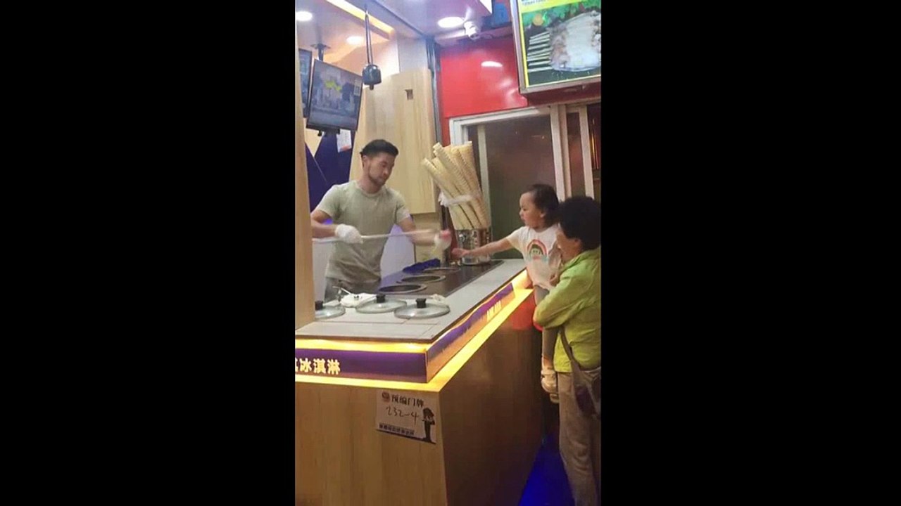 La réaction de cette fillette face à se vendeur de glace qui lui fait une blague est juste mythique! tellement drole