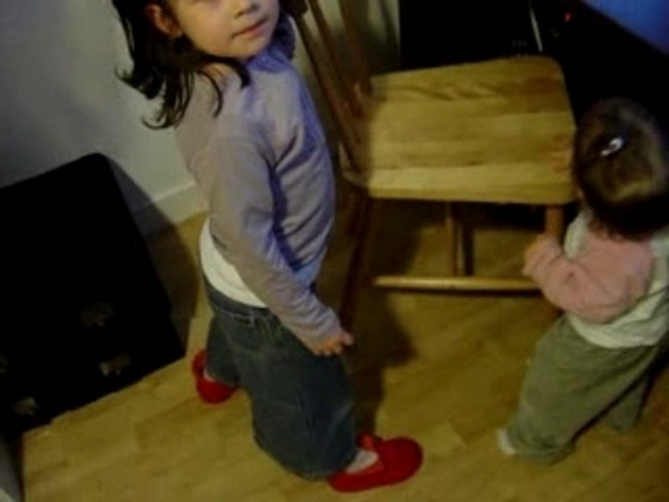 Emy et Alessia dansent