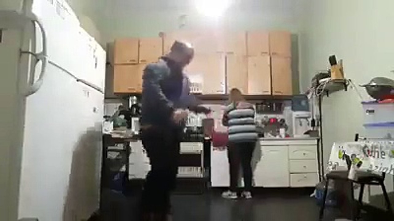 Homem chuta bola dentro de casa - veja o que acontece!