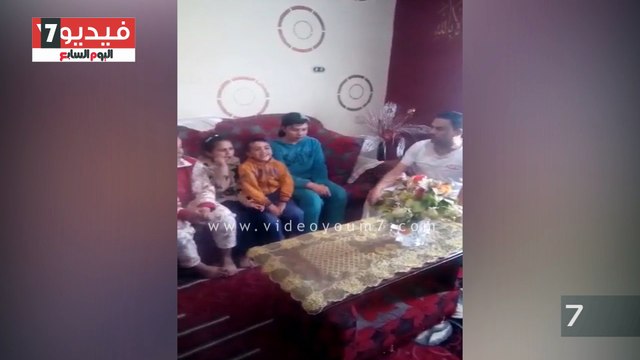 أب بالمنوفية يحفظ أولاده نشيد قالوا إيه : لازم نعلم ولادنا الانتماء