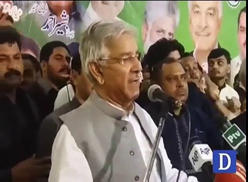 Khawaja Asif Ink | Pmln Per Hamla | Breaking News | Na-malom shaks ne Khawaja Asif per siyahi phenk di