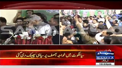 What Khawaja Asif Said After Guy Threw Ink On Him