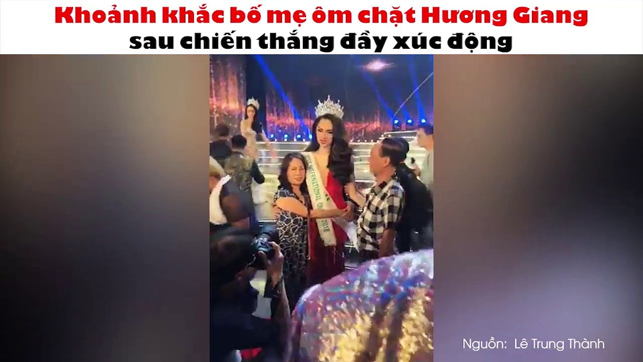 Khoảnh khắc bố mẹ ôm chặt Hương Giang sau chiến thắng đầy xúc động