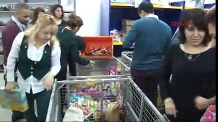 Unutulan eşyaları satılığa çıkaran PTT'nin önünde izdiham yaşandı