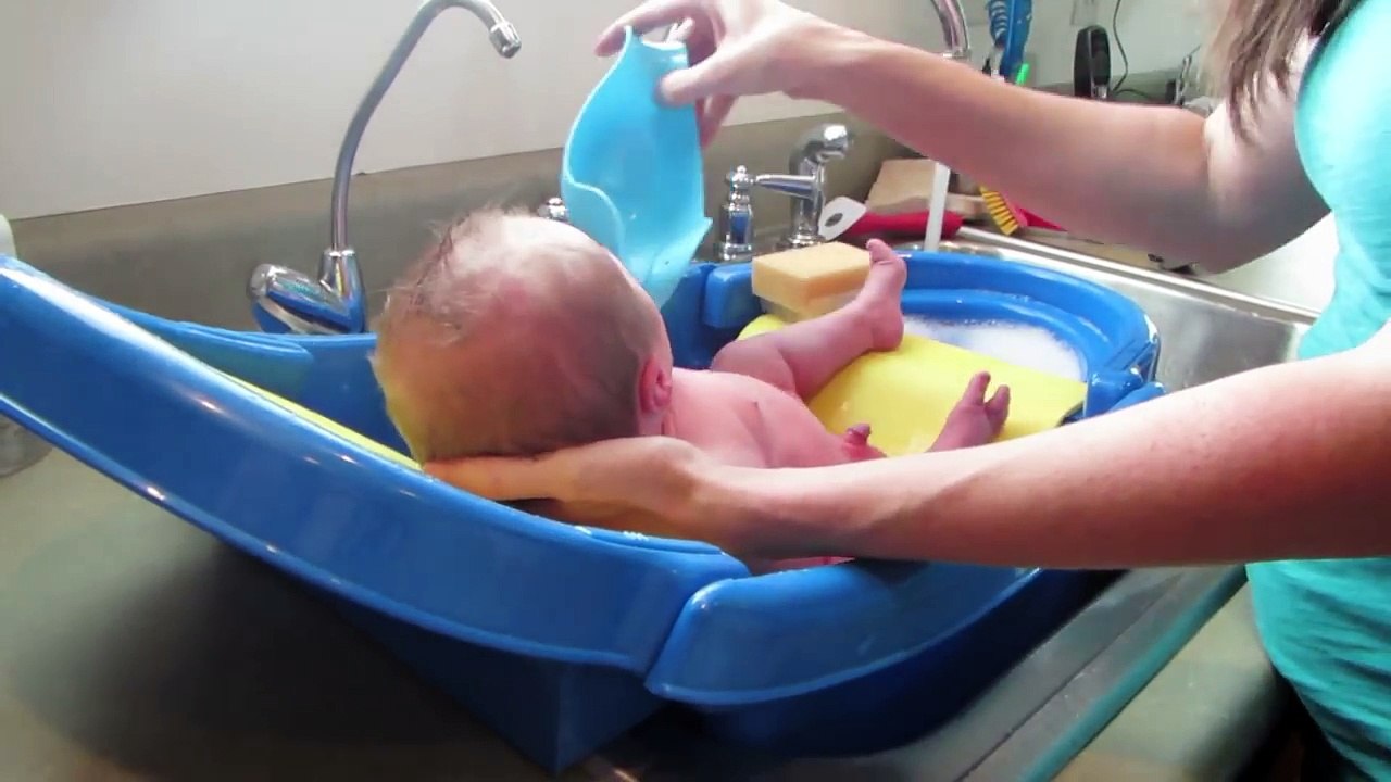 How to Bathe a Newborn Baby Bath 101 video Dailymotion