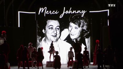 Скачать видео: Hommage à Johnny Hallyday des Enfoirés