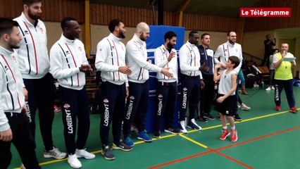 Cep Lorient Basketball. Les jeunes se confrontent aux pros.