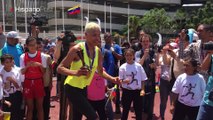 La bicampeona mundial de salto triple compartió su medalla con los niños de Venezuela