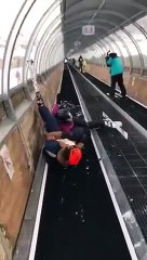 Ce couple de skieur est en grosse galère sur ce tapis remonte-pente... La honte